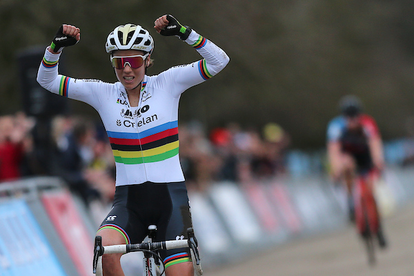 Sanne Cant veegt nul van het bord in Sint-Niklaas, jeugd rondt kaap van 30 zeges